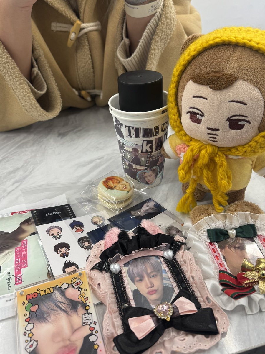 zkdlin_916's tweet photo. 🧸ᴋᴀɪ ᴄᴏᴍᴇʙᴀᴄᴋ ᴄᴀꜰᴇ🧸
내일 오는 김종인 미리보기
선착 특전으로 받은 수건🫶🏻
2차로 마감 전에 다시 온 내게 찾아온 팟칭 포카!!
우리집에서 같이 종인이 ��다리자❣️
아기자기한 카페 공간 너무 좋아서 전역카페 열어주셔서 감사합니다🫶🏻
#Time_With_KAI
#종인이_소집_잠금해제 https://t.co/Ws6z0DGgcR
