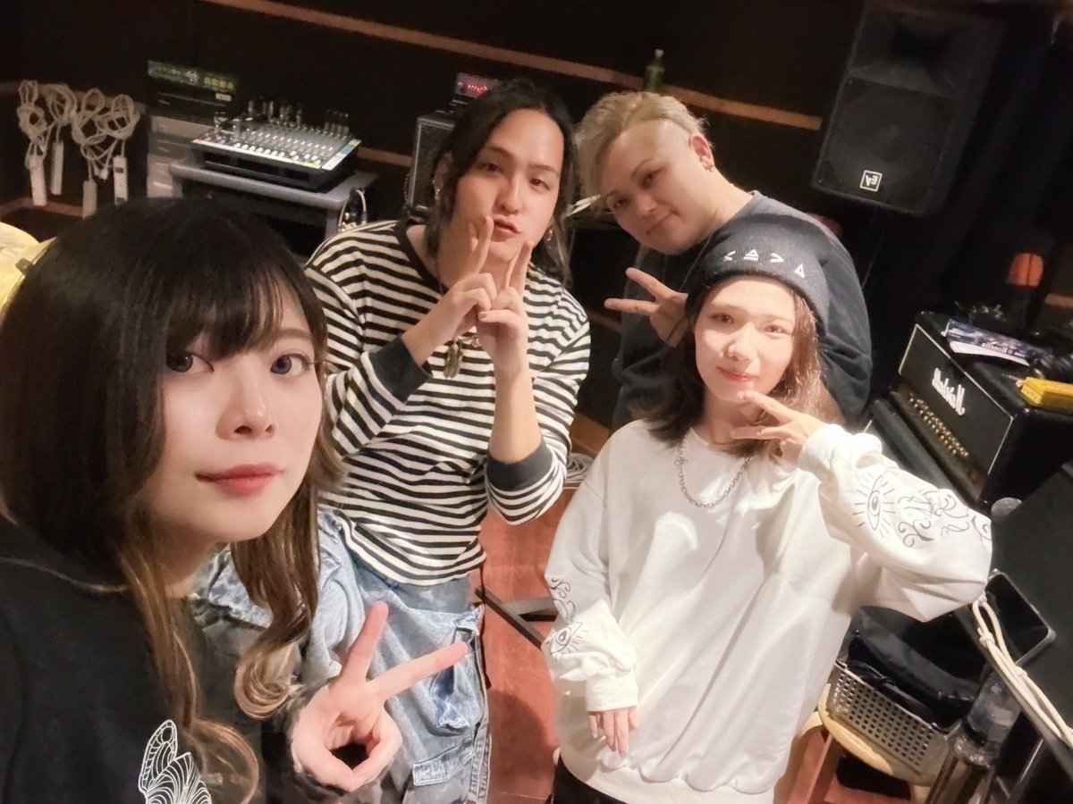 Subomie_info's tweet photo. スボミーリハでした！（悠希はお休み）

今回のセットリストはまた今までとは少し違った流れでとてもいい感じ！

ぜひ3/15を楽しみにしていてください！

写真は、普通に撮った1枚と、ファッション誌をイメージした1枚（笑）

ファッション誌を見ないのでよくわからん（笑）

（まさくん） https://t.co/rJfGeygmYx