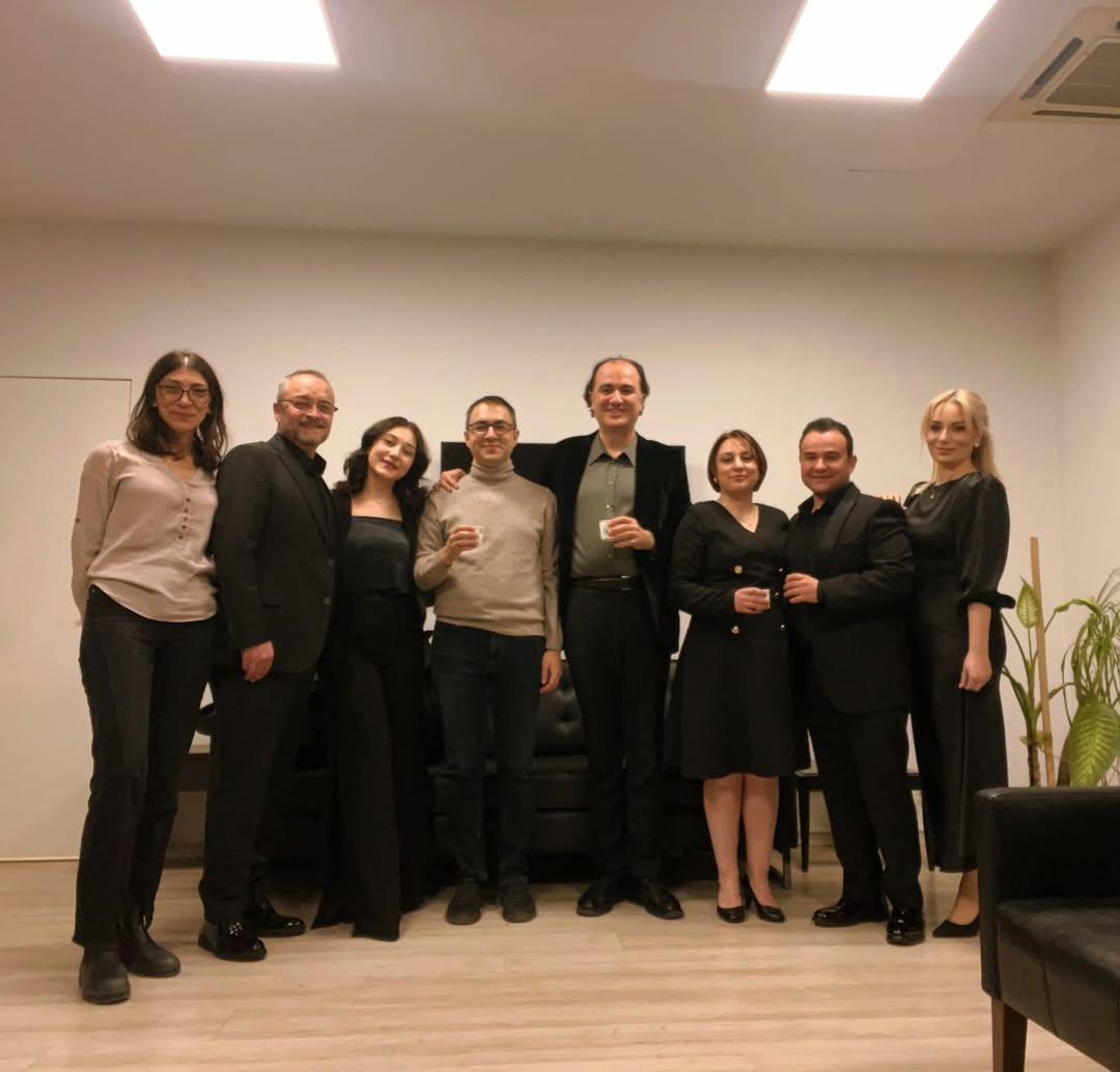 6-7 Şubat konserlerinin yaratıcı ekibiyle konserler sonrası fotoğrafımız. Gerçekten müthiş bir ekip. Umarım çalışmalarımız devam eder.