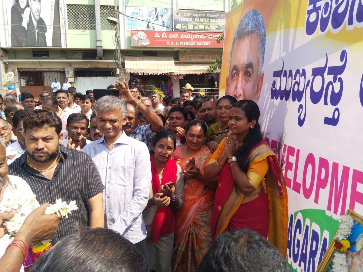 divyarkraj's tweet photo. ಅಮೃತ್ ಹಳ್ಳಿ ಕಾಶಿನಗರ ಮುಖ್ಯ ರಸ್ತೆ ಅಭಿವೃದ್ಧಿ ಕಾರ್ಯಕ್ರಮ ಕೃಷ್ಣ ಬೈರೇಗೌಡ ಸಾಹೇಬರಿಂದ ಚಾಲನೆ ನೀಡಲಾಯಿತು. ಊರಿನ ಮುಖ್ಯಸ್ಥರು ಈ ಸಮಾರಂಭದಲ್ಲಿ ಭಾಗಿಯಾಗಿದ್ದರು.
#divyar @krishnabgowda https://t.co/FrrSjsgryO