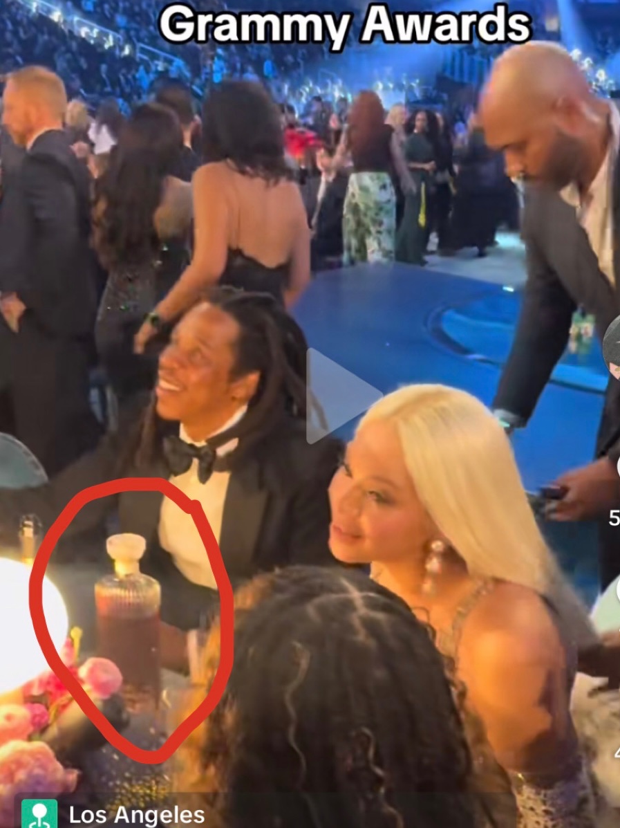 Genre c’est normal avoir une d’avoir une bouteille de cristal adrenochrome sur leur table?