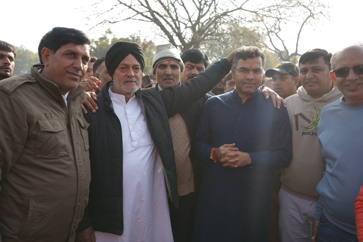 p_sahibsingh's tweet photo. “आपके सपने, हमारा संकल्प”

नई दिल्ली से विजय प्राप्त करने के उपरांत आज दिल्ली के पूर्व मुख्यमंत्री श्रद्धेय परम पूजनीय पिताजी स्वर्गीय डॉ. साहिब सिंह जी को उनकी समाधि स्थल घेवरा जाकर पुष्पांजलि अर्पित कर नमन किया और उनके सपनों को पूरा करने के लिए मिली जीत को उनके चरणों में समर्पित कर उनका आशीर्वाद लिया।

अपना संपूर्ण जीवन किसानों, गरीबों, वंचितों और मजदूरों के उत्थान और कल्याण में समर्पित करने वाले दिल्ली देहात के किसान परिवार के बेटे ने आजीवन दिल्ली वासियों की निस्वार्थ भाव से सेवा की और स्वाभिमान व आदर्शों के साथ जीवन जिया।

पूजनीय पिताजी के संकल्प और सपने मुझे हमेशा समाज एवं दिल्ली की बेहतरी के लिए कार्य करने की प्रेरणा देते हैं। पिता जी के दिखाए गए पदचिन्होँ पर चलकर और आदरणीय प्रधानमंत्री श्री @narendramodi जी की विकास प्रिय, गरीब प्रिय और सेवा भाव की सोच को पूरी करने के लिए सदैव लोगों की सेवा में समर्पण भाव से दृढ़ संकल्पित होकर कार्य करूँगा।
