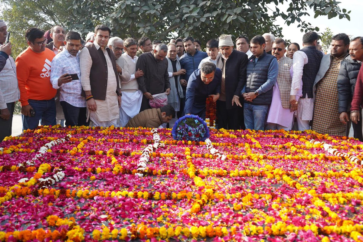 p_sahibsingh's tweet photo. “आपके सपने, हमारा संकल्प”

नई दिल्ली से विजय प्राप्त करने के उपरांत आज दिल्ली के पूर्व मुख्यमंत्री श्रद्धेय परम पूजनीय पिताजी स्वर्गीय डॉ. साहिब सिंह जी को उनकी समाधि स्थल घेवरा जाकर पुष्पांजलि अर्पित कर नमन किया और उनके सपनों को पूरा करने के लिए मिली जीत को उनके चरणों में समर्पित कर उनका आशीर्वाद लिया।

अपना संपूर्ण जीवन किसानों, गरीबों, वंचितों और मजदूरों के उत्थान और कल्याण में समर्पित करने वाले दिल्ली देहात के किसान परिवार के बेटे ने आजीवन दिल्ली वासियों की निस्वार्थ भाव से सेवा की और स्वाभिमान व आदर्शों के साथ जीवन जिया।

पूजनीय पिताजी के संकल्प और सपने मुझे हमेशा समाज एवं दिल्ली की बेहतरी के लिए कार्य करने की प्रेरणा देते हैं। पिता जी के दिखाए गए पदचिन्होँ पर चलकर और आदरणीय प्रधानमंत्री श्री @narendramodi जी की विकास प्रिय, गरीब प्रिय और सेवा भाव की सोच को पूरी करने के लिए सदैव लोगों की सेवा में समर्पण भाव से दृढ़ संकल्पित होकर कार्य करूँगा।