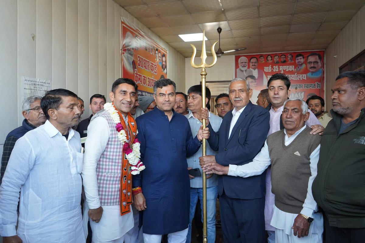 p_sahibsingh's tweet photo. “आपके सपने, हमारा संकल्प”

नई दिल्ली से विजय प्राप्त करने के उपरांत आज दिल्ली के पूर्व मुख्यमंत्री श्रद्धेय परम पूजनीय पिताजी स्वर्गीय डॉ. साहिब सिंह जी को उनकी समाधि स्थल घेवरा जाकर पुष्पांजलि अर्पित कर नमन किया और उनके सपनों को पूरा करने के लिए मिली जीत को उनके चरणों में समर्पित कर उनका आशीर्वाद लिया।

अपना संपूर्ण जीवन किसानों, गरीबों, वंचितों और मजदूरों के उत्थान और कल्याण में समर्पित करने वाले दिल्ली देहात के किसान परिवार के बेटे ने आजीवन दिल्ली वासियों की निस्वार्थ भाव से सेवा की और स्वाभिमान व आदर्शों के साथ जीवन जिया।

पूजनीय पिताजी के संकल्प और सपने मुझे हमेशा समाज एवं दिल्ली की बेहतरी के लिए कार्य करने की प्रेरणा देते हैं। पिता जी के दिखाए गए पदचिन्होँ पर चलकर और आदरणीय प्रधानमंत्री श्री @narendramodi जी की विकास प्रिय, गरीब प्रिय और सेवा भाव की सोच को पूरी करने के लिए सदैव लोगों की सेवा में समर्पण भाव से दृढ़ संकल्पित होकर कार्य करूँगा।