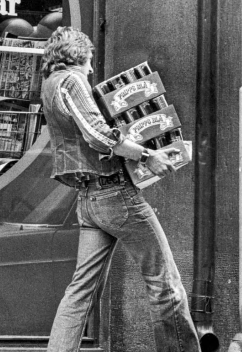 robertperlskog's tweet photo. Ulf Lundell och tre backar Pripps Export 
Stockholm 70-tal https://t.co/h3wDE7PmE8