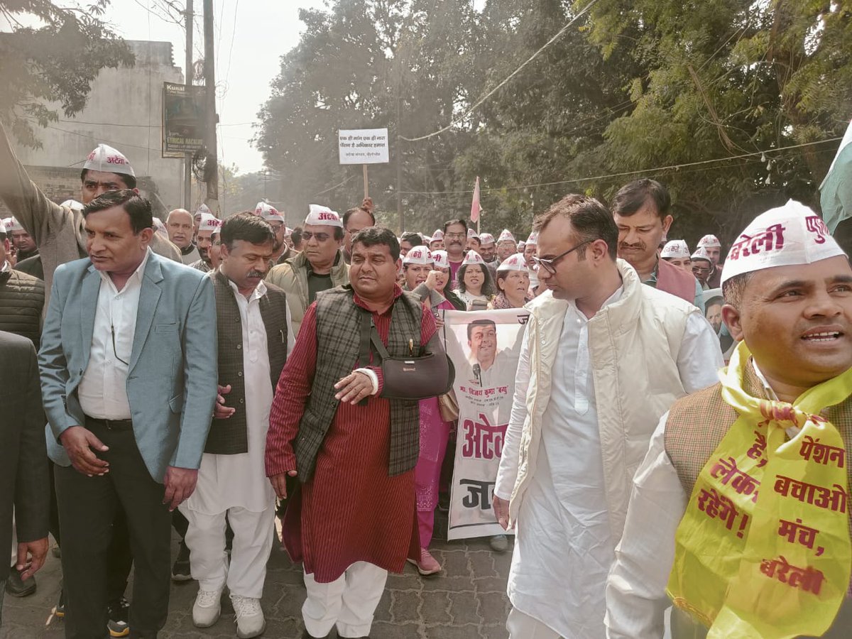 ImranSyedDanis1's tweet photo. #UP के #पीलीभीत में राष्ट्रीयअध्यक्ष  विजय कुमार बन्धु ने पुरानीपेंशनबहालीराष्ट्रीयआंदोलन के अगले चरण का किया आगाज़ बड़ी संख्या में कर्मचारियों का हुजूम जुटा और कर्मचारियों में #NMOPS के अगले बड़े आंदोलन को लेकर उत्सुकता बढ़ी

#NoNPS_NoUPS_OnlyOPS

@vijaykbandhu
@Sthitaprajna_G https://t.co/3QMljnlKJo