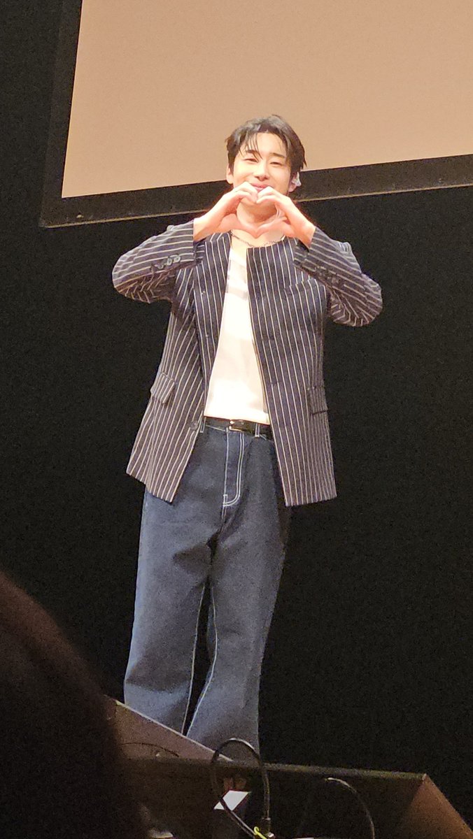 shiiimiii_'s tweet photo. スンウさんへ
かっこよかったし、
顔ちっちゃすぎ
マイクなしの声も聞こえて
生身の人間だった(･´`(●)*

お久々の方もはじめましての方も
みんなが幸せな顔で会えたのは、
スンウさんのおかげ❤︎❤︎
来るまで大変だったけど
行けて幸せだった😍

まったねー👋✨ https://t.co/MZ4Q8dDEk5