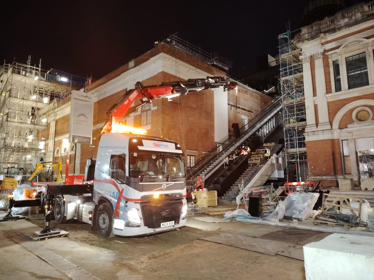 Our compact F660RA assisting with installation of planters at Olympia, London , great work Stuart 🫶🏼👊🏻 🏗️ 

🌏 wbservicesuk.co.uk
📧 info@wbservicesuk.co.uk
☎️ 0800 032 5021

#construction #constructionlife #constructionsite #constructionequipment #constructionmachinery