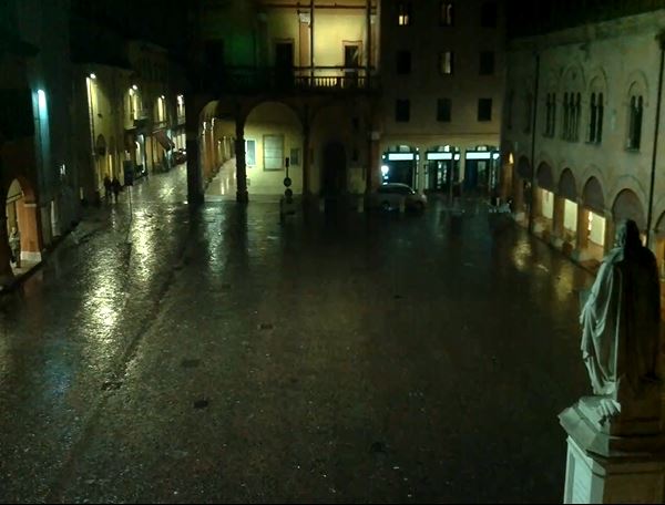 CENTO - Piazza del Guercino
Amo la pioggia, lava via le memorie dai marciapiedi della vita.
(Woody Allen)