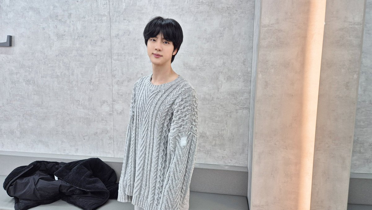 seokjinbit's tweet photo. SEOKJIN’S HAIR HAS GROWN SO LONG AGAIN OH MY GOD HES SO BEAUTIFUL https://t.co/9hKKozN0I2