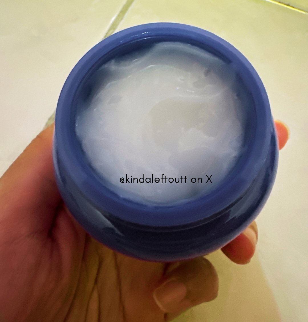 kindaleftoutt's tweet photo. Utk moisturizernya aku pilih yg varian barrier krn kulitku lg dry banget. Ternyata awet lembabnya kmrn aku pake semalaman, paginya ttp lembab! Sukak banget sih. Mana harganya murce juga. Good job Emina! 😍
Bakal nyobain varian yg lainnya sih krn penasaran jg @eminacosmetics 😋 https://t.co/Utb7hugka2