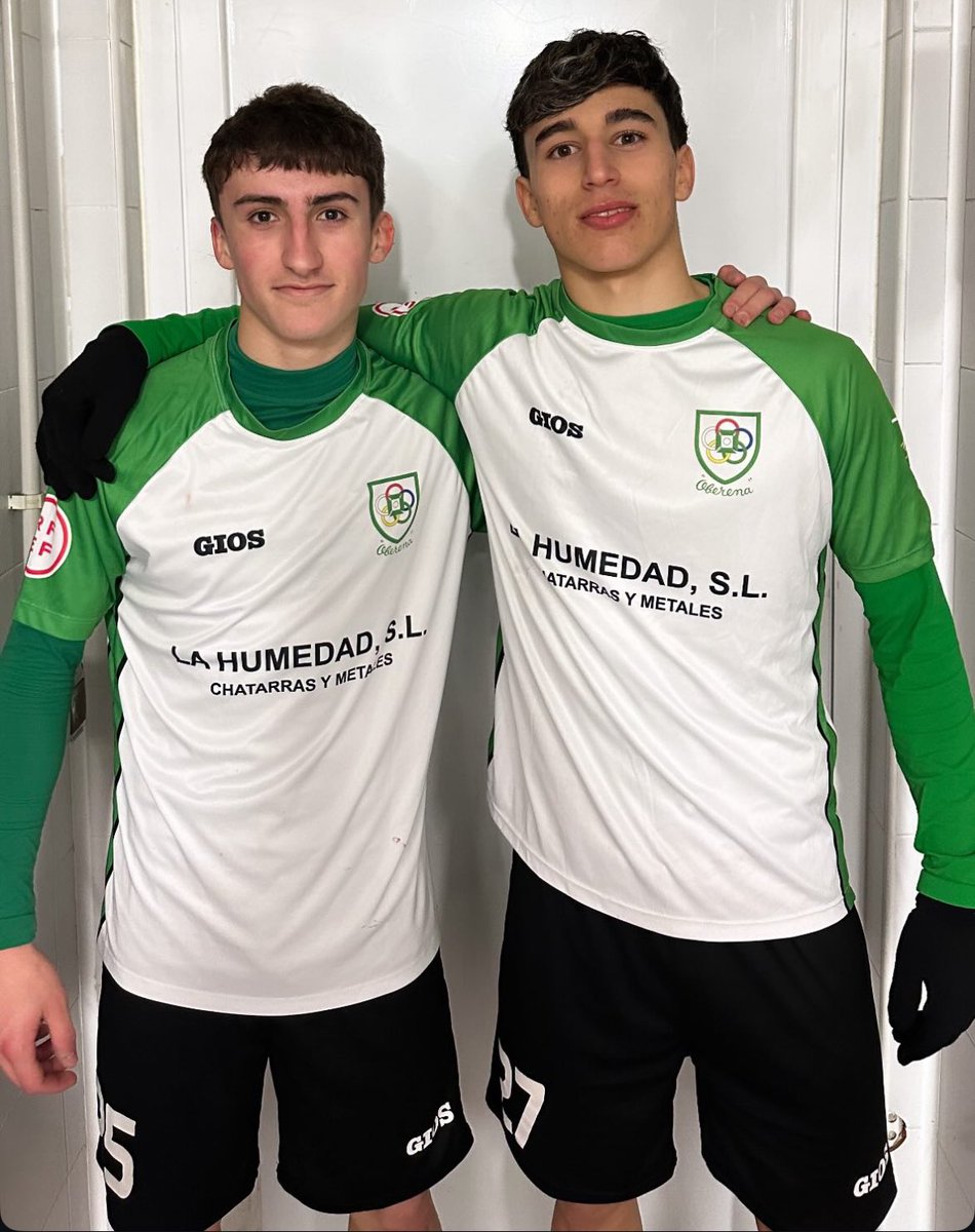 Oberenafutbol's tweet photo. 👶👶 Nuestros juveniles Asier y Mario debutaron ayer con nuestro primer equipo. Que sea el primero de muchos.
Zorionak!

#CanteraManguiverde
#PrimeraAutonómicaNavarra 
#AupaOberena🟢⚪️ https://t.co/IxuMVLPjcG