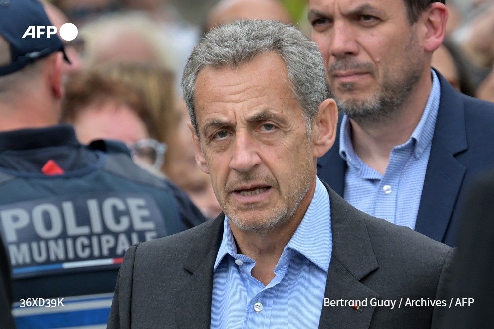 afpfr's tweet photo. Nicolas Sarkozy, qui s'est fait poser un bracelet électronique vendredi, a annoncé sur X "renoncer à toute expression médiatique" et "mettre entre parenthèses" ses activités publiques d'ex-président #AFP https://t.co/0BDHXccOHq