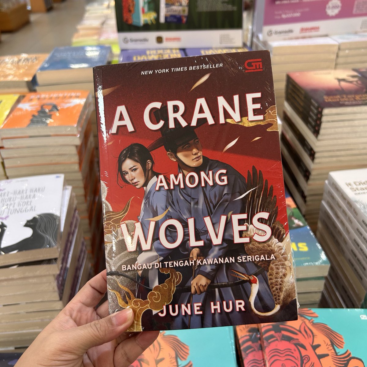 Btw, hi! Editanku, A Crane Among Wolves, sudah ada di <a href="/GramediaBotani/">Gramedia Botani Bogor</a> 💕