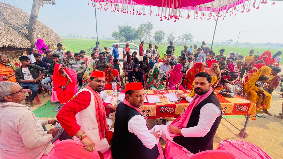 apkaramji's tweet photo. 📢पीडीए चौपाल विधानसभा सदर बहराइच 
ग्राम परसौली खुटेहना बहराइच
संविधान जिंदाबाद बाबा साहब अमर रहे 
पीडीए जिंदाबाद जिंदाबाद
@yasarshah_SP @MariaShah_Sp @bstvlive @samajwadiparty @yadavakhilesh @shaileshsinghsp https://t.co/PgBZH6j3zg