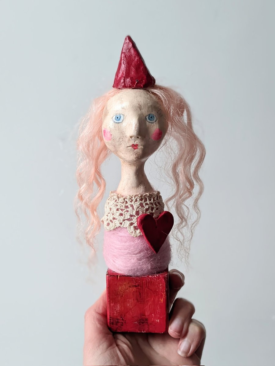 Handmade mixed media artwork with pink heart ❤️
A OOAK doll, ready to be displayed in your home.
Available on Big Cartel
littlebirdofparadise.bigcartel.com/product/pink-a…
#UKGiftAM #UKGiftHour #sundayvibes #ValentinesDay