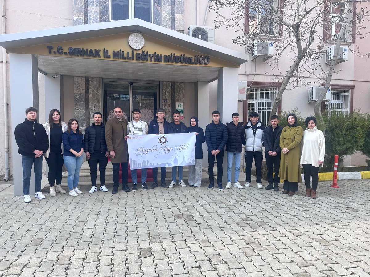 Cumhurbaşkanı Recep Tayyip Erdoğan'ın himayesinde, Millî Eğitim Bakanlığı tarafından hazırlanan "Maziden Atiye Ahlat" projesi kapsamında öğrencilerimizi, Bitlis'in Ahlat ilçesindeki Cumhurbaşkanlığı Külliyesi'ne uğurladık.

<a href="/tcmeb/">Millî Eğitim Bakanlığı</a> <a href="/Yusuf__Tekin/">Yusuf Tekin</a> <a href="/BirolEkici73/">Birol Ekici</a> <a href="/bycandiroglu/">Bilal Hoca</a>