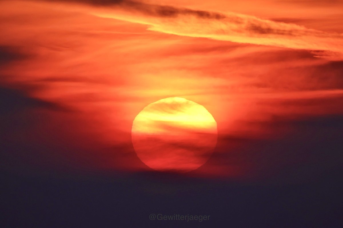 Gewitterjaeger's tweet image. Verschlafen wirkte der heutige Sonnenaufgang, der durch eine kleine Wolkenlücke einen kurzen Lichtblick durch diese weite Tristesse erlaubte.

#sunrise #Oberbayern #Morgenrot