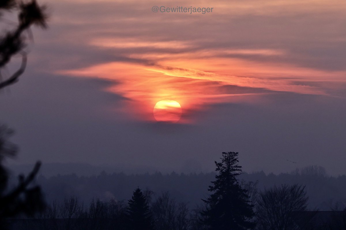 Gewitterjaeger's tweet image. Verschlafen wirkte der heutige Sonnenaufgang, der durch eine kleine Wolkenlücke einen kurzen Lichtblick durch diese weite Tristesse erlaubte.

#sunrise #Oberbayern #Morgenrot