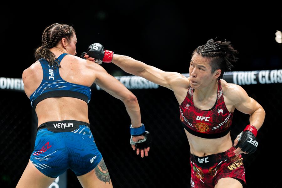 XHSports's tweet photo. China's Zhang Weili outlasted Tatiana Suarez of the United States with formidable striking power on Sunday to retain her #UFC women's strawweight belt for a third consecutive time https://t.co/cZxpj7aba6 https://t.co/7eJkLknhts