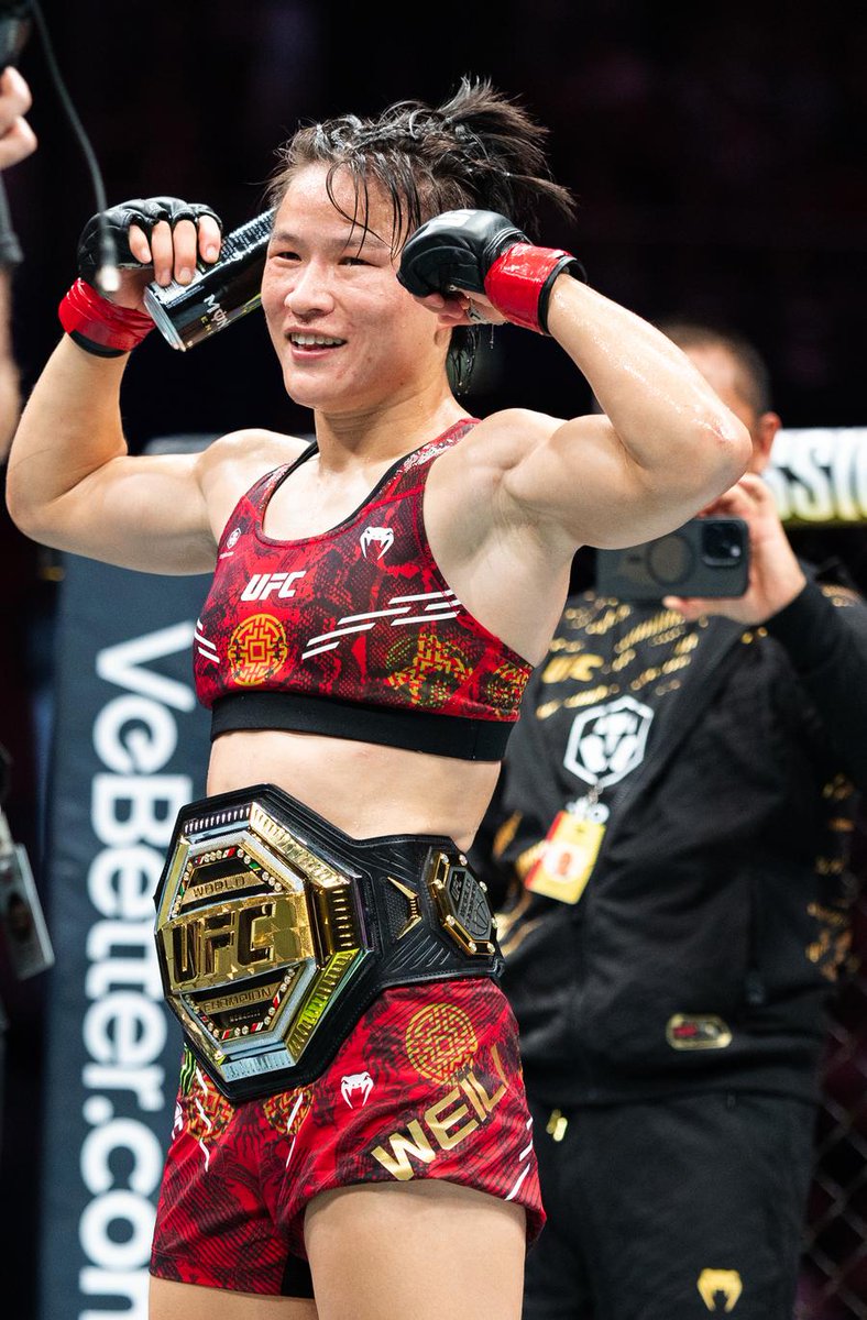 China's Zhang Weili outlasted Tatiana Suarez of the United States with formidable striking power on Sunday to retain her #UFC women's strawweight belt for a third consecutive time xhtxs.cn/02E