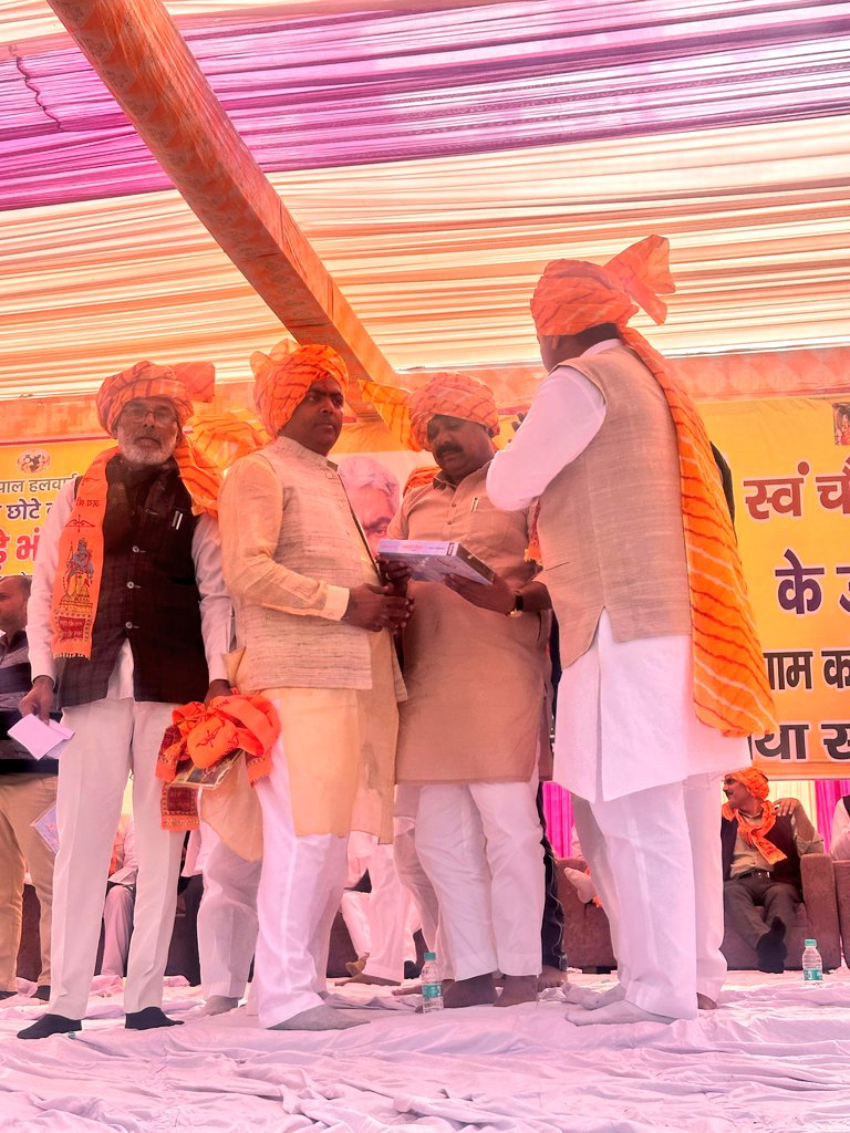 IsrailHathin's tweet photo. श्रद्धांजलि एवं सम्मान
आज हथीन विधानसभा के गाँव कोंडल में स्वर्गीय चौधरी राजवीर सिंह तेवतिया जी की पुण्यतिथि के अवसर पर तेवतिया समाज द्वारा आयोजित कार्यक्रम में शामिल होने का अवसर मिला।

स्व. चौधरी राजवीर सिंह जी ने समाज के उत्थान और जनसेवा के लिए अपना जीवन समर्पित किया। इस अवसर पर उन्हें श्रद्धांजलि अर्पित करते हुए समाज के वरिष्ठजनों और युवाओं से मुलाकात हुई।