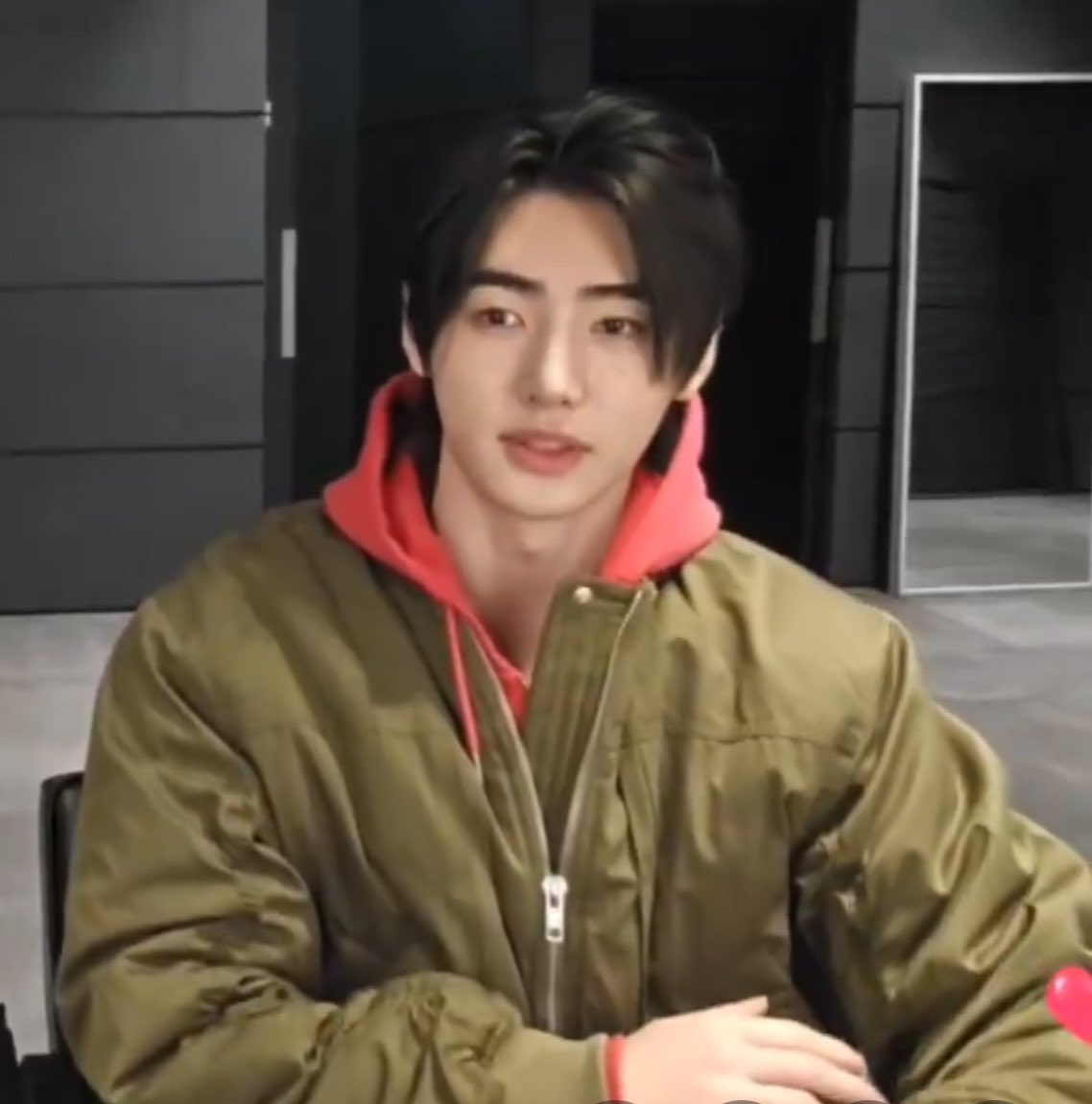 parkhoonstyle's tweet photo. Sunghoon wearing to weverse live [250208] 

SLOWACID

TYPE-2 Shirring Bomber Jumper Khaki ($125)
🔗 https://t.co/EKUUoy9zT4

#sunghoon #성훈 #엔하이픈_성훈 #ソンフン #Enhypen #slowacid https://t.co/7f6bAOi9Aa