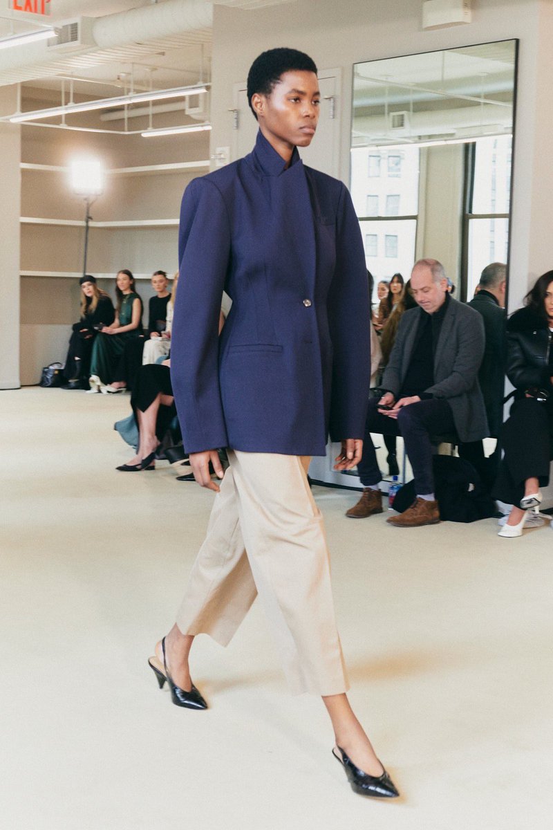 pradapearll's tweet photo. altuzarra fw25  —  so gorgeous and elegant, i’m loving so many beautiful pieces, especially the coats! 🤎 https://t.co/xwq6GCIhJX