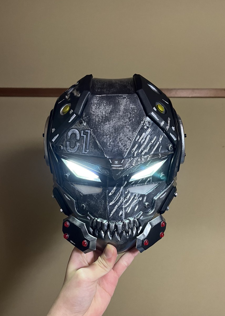 gwc71456029's tweet image. デカール貼って、複眼（上だけ）電飾仕込んだ。
いよいよ完成に近づいてきた！！！

#CH2
#創作マスク