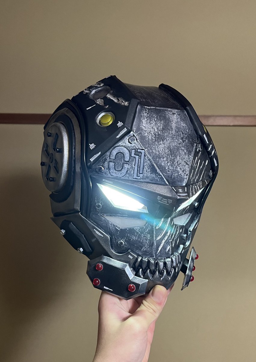 gwc71456029's tweet image. デカール貼って、複眼（上だけ）電飾仕込んだ。
いよいよ完成に近づいてきた！！！

#CH2
#創作マスク