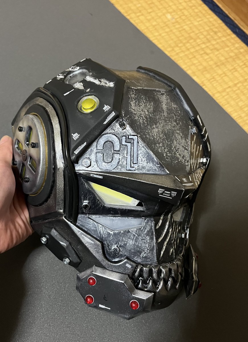 gwc71456029's tweet image. デカール貼って、複眼（上だけ）電飾仕込んだ。
いよいよ完成に近づいてきた！！！

#CH2
#創作マスク