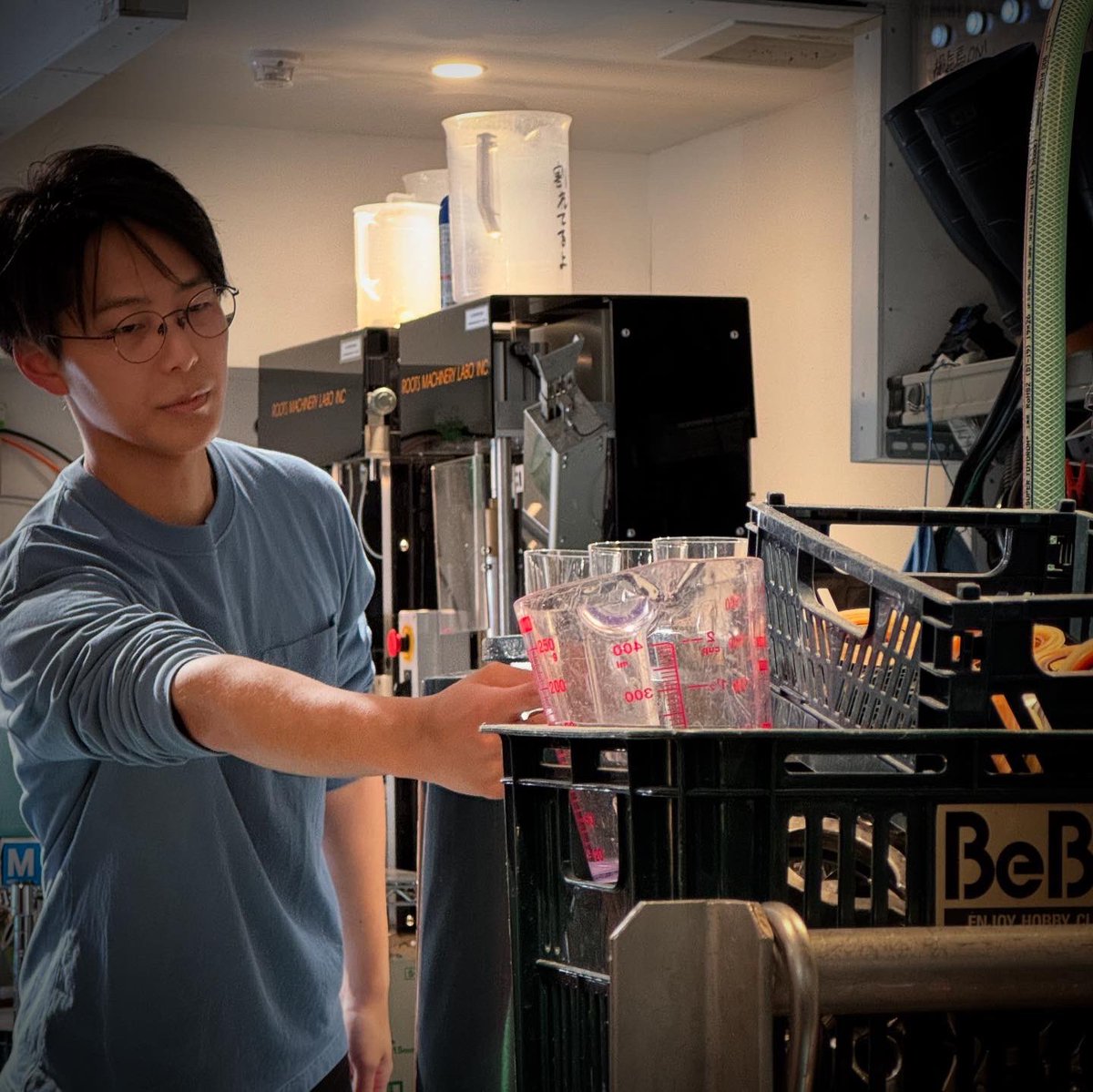 BBBuralist's tweet photo. 友人に誘われて、本千葉の Y.Y.G.FACTORY で工場見学、ラベル描き体験 &amp; 飲み放題という豪華なイベントに✨
見学中の質問も活発で楽しかった😄
大満足！
久しぶりに外で大量に飲んで、記憶があるものの、転んで怪我している方の足を強打…気をつけなきゃだ😅
#yygfactory https://t.co/nbioHTF4vO