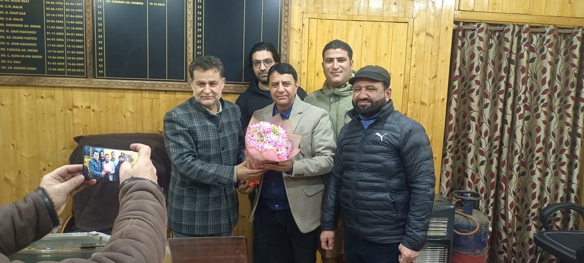DIET_BARAMULLA's tweet photo. We are happy to have Principal Shri Ashok Kumar Raina who joined DIET Sopore, Baramulla. Here is seen with staff, taking stock of the institution. He also had a productive meeting with CEO Baramulla to discuss the future course of action with the premier Training institute. https://t.co/U85cxDogvX