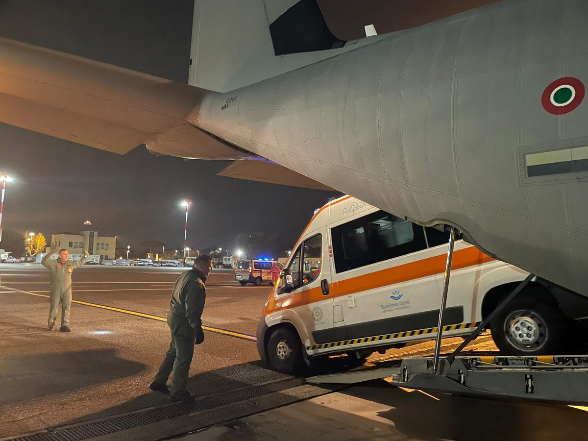 Este es otro gran uso de la aviación, en este caso militar. Hace pocos días, la Aeronautica Militare italiana, realizó un transporte de emergencia desde Bari hasta Roma, a unos 370km de distancia en un C130J. A bordo de la ambulancia y conectado a equipos médicos especializados,