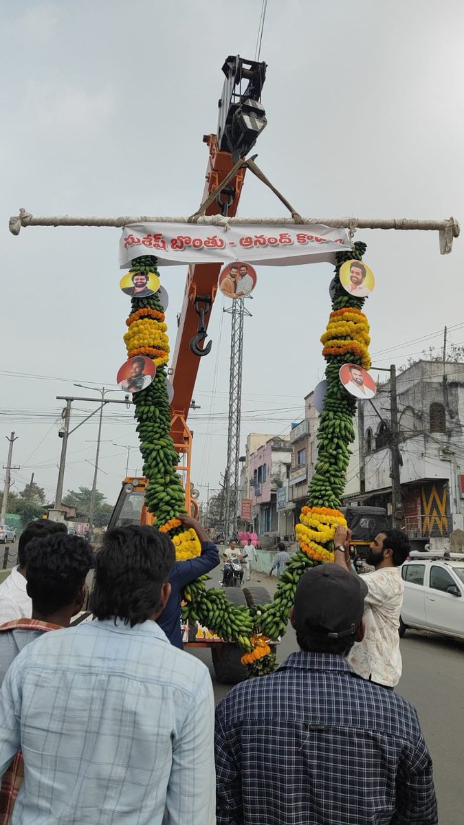 sandyp_tweets's tweet photo. Fan LOVE = Banana arch, hoardings &amp; non-stop celebrations for @ramsayz! ❤️🔥
Rajahmundry is witnessing the biggest ever welcome for an actor’s shoot! 🚀
#RAPO22 #UstaadMania #RAPOinRajahmundryForRAPO22 https://t.co/Jq3WwLAi5D