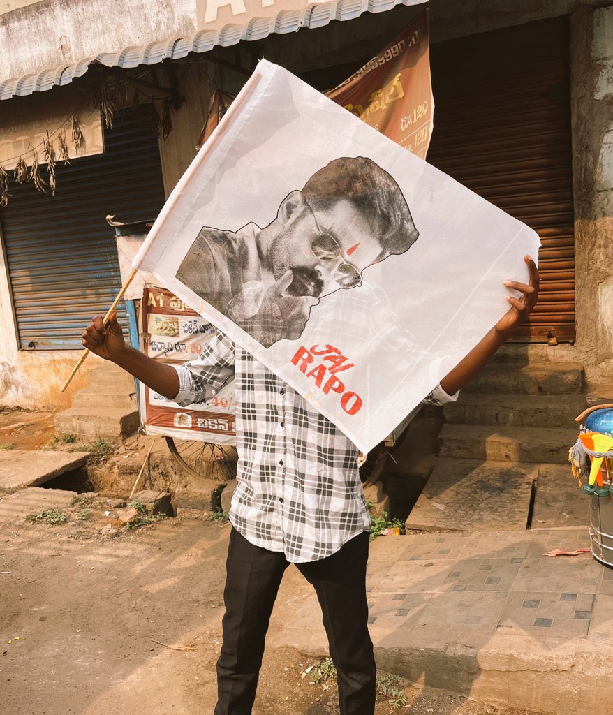 sandyp_tweets's tweet photo. Fan LOVE = Banana arch, hoardings &amp; non-stop celebrations for @ramsayz! ❤️🔥
Rajahmundry is witnessing the biggest ever welcome for an actor’s shoot! 🚀
#RAPO22 #UstaadMania #RAPOinRajahmundryForRAPO22 https://t.co/Jq3WwLAi5D