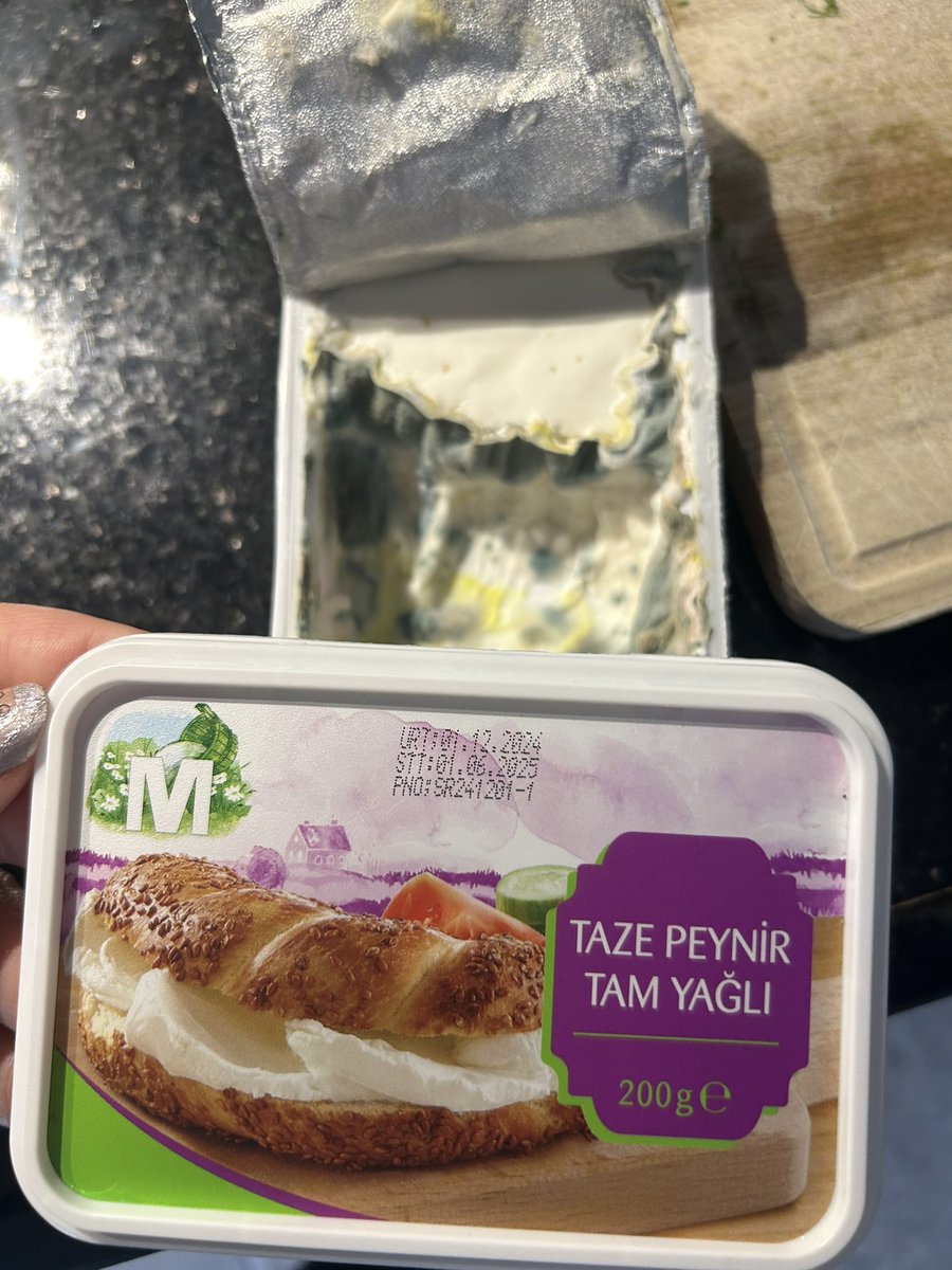 _yesims's tweet photo. Dün Sakarya Altınova migros marketten peynir aldım bugün kullanmak için açtığımda böyle bir manzarayla karşılaştım. Artık tarihi geçmiş mi diye bakmak da yeterli değil anlaşılan. Ürünlerinin içini açıp bakıp öyle mi almamız gerekiyor? @Migros_Turkiye  @MigrosHizmet @migros https://t.co/6cAB59Z8Yq