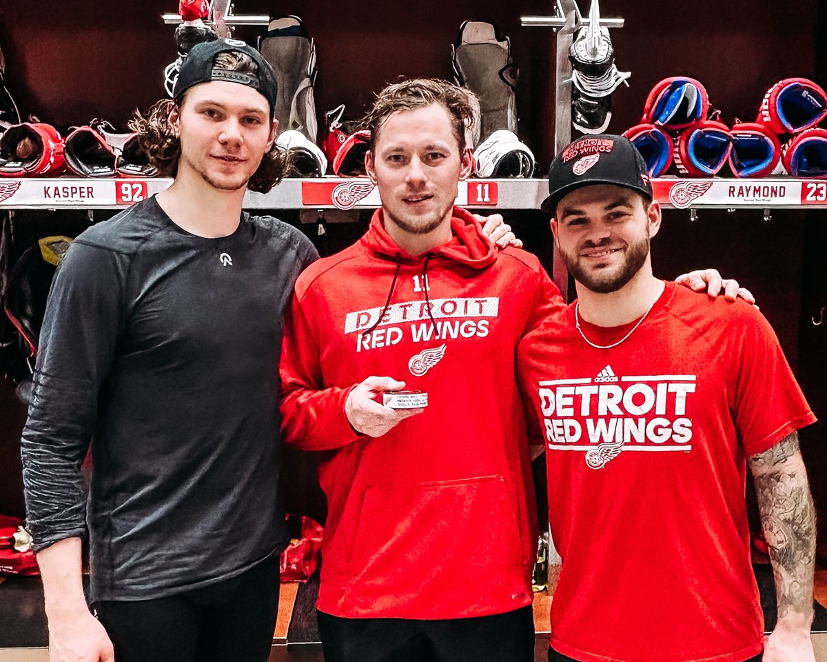 NHLde's tweet photo. Bei Vladimir Tarasenkos 300. NHL-Treffer mittendrin statt nur dabei: Moritz Seider! 😍
#LGRW | @DetroitRedWings | @tara9191 | #Tarasenko | #Seider https://t.co/yke1iVEMl0