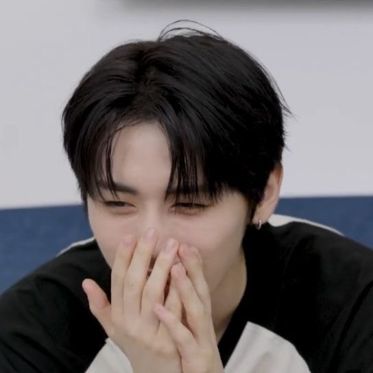 태산이 연습생 때 자기가 웃는게 예쁘지 않다 생각해서 입 가리고 웃는게 습관이 됏다는 게 참
…