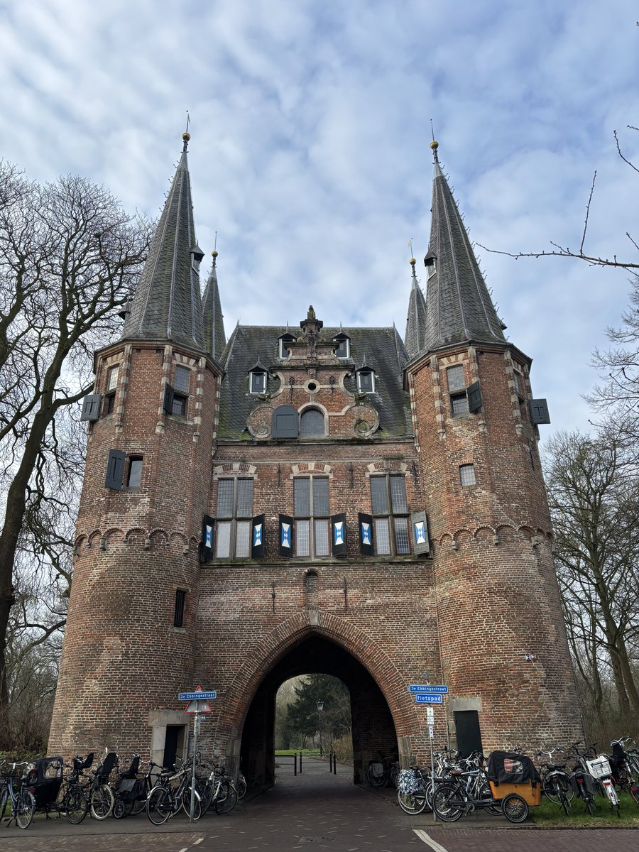 Mpvanderwal's tweet photo. Via de IJsseldijk naar Kampen!
Rondje stadspoorten centrum meegepakt, blijft echt mooi!
#Zwolle #Kampen #OnTheMove https://t.co/AM8WgPWvK0