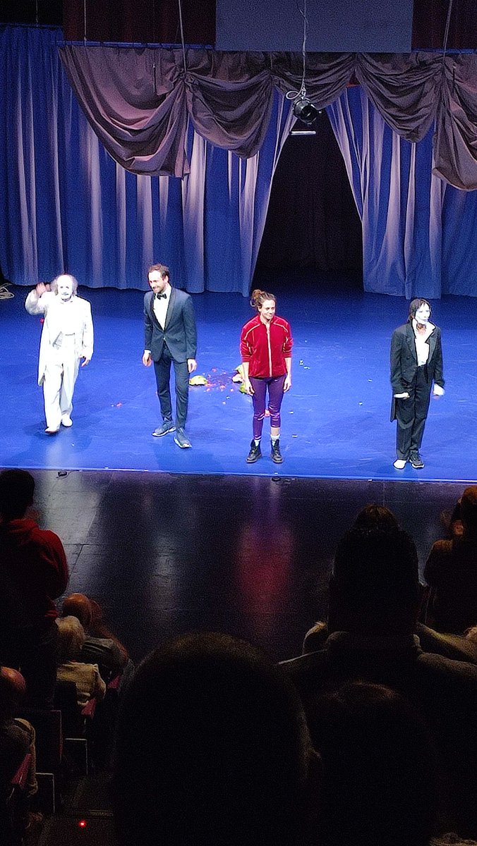 "Travy" es una auténtica delicia. Circo, familia, metateatro, risa, emoción... Saltan del catalán, al italiano y al castellano con el público completamente hipnotizado. Oriol Pla me parece una absoluta bestia escénica. Un gustazo de función. <a href="/LavaVLL/">Laboratorio de las Artes de Valladolid :: LAVA</a>