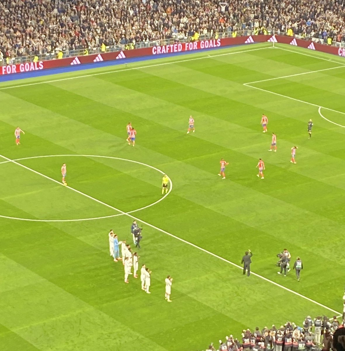 No han sido capaces ni de aplaudir a Marcelo. Que ya no te digo que se pongan a hacerle pasillo, sino aplaudir desde la distancia.

Son la mayor panda de fracasados y acomplejados de todo el fútbol español.