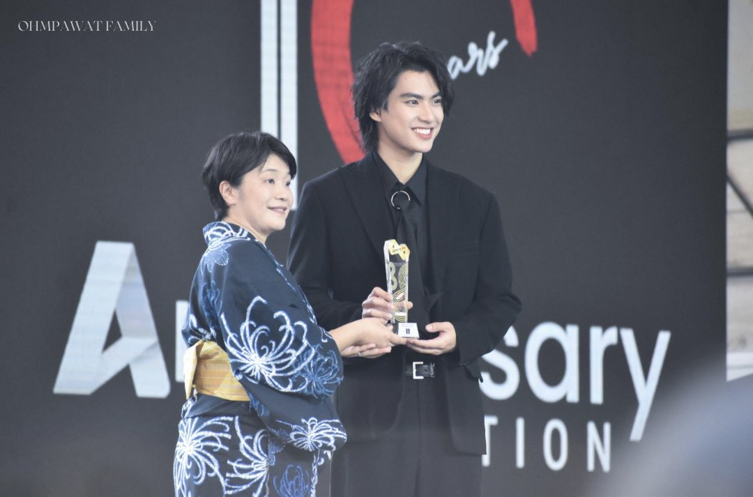 วันนี้ขอขอบคุณทาง <a href="/JAPANEXPO_THAI/">Japan Expo Thailand</a>  เเละทางคณะกรรมการผู้ทรงคุณวุฒิทั้งในประเทศไทยและประเทศญี่ปุ่น ณ สถานเอกอัครราชทูตญี่ปุ่น ประจำประเทศไทย เป็นอย่างสูง ที่เลือกพี่โอมให้ได้รับรับรางวัล JAPAN EXPO THAILAND AWARD 2025 ในสาขา JAPAN EXPO ARTIST AWARD