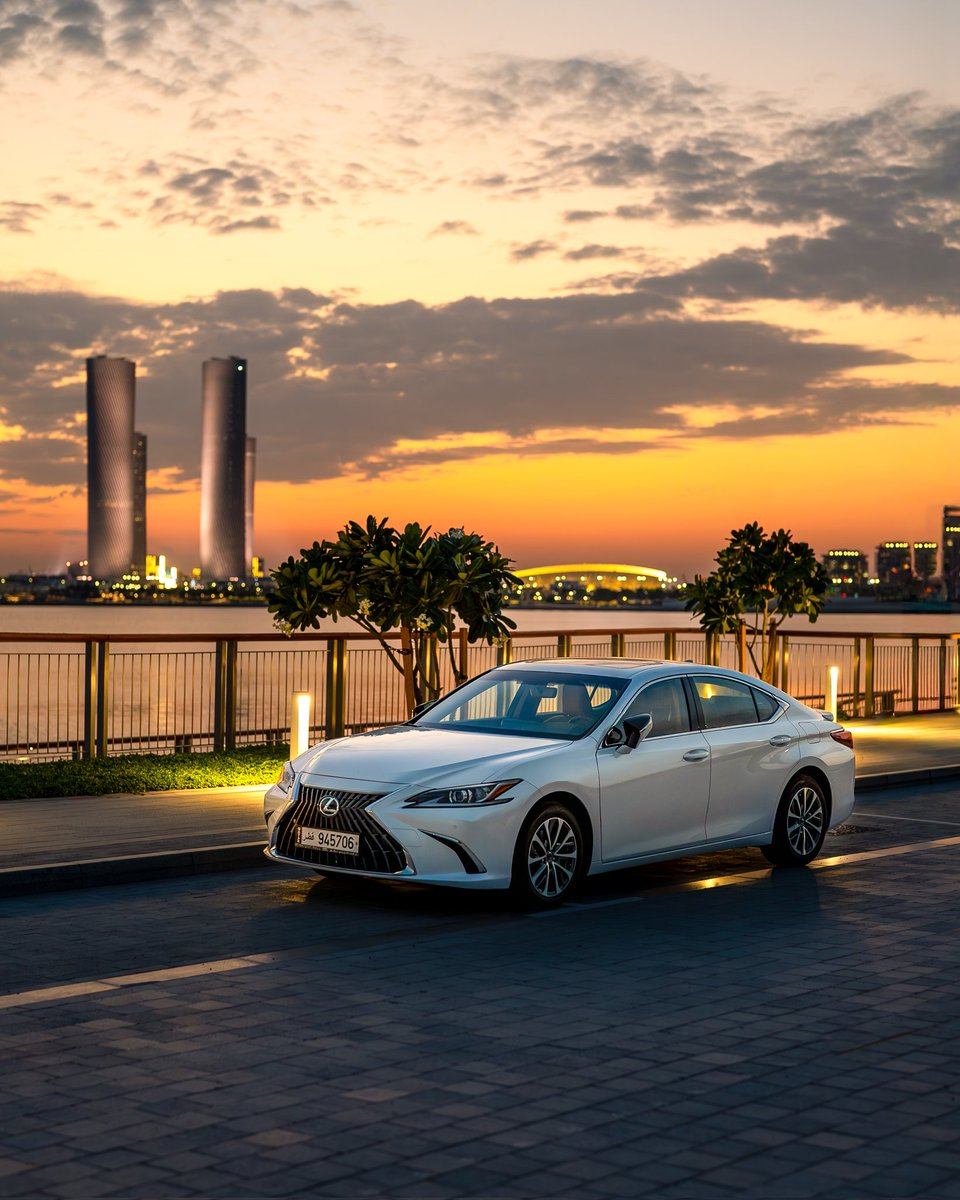 عندما تتداخل أضواء المدينة مع سحر الغروب. انعم بتجربة قيادةٍ فاخرة في المدينة مع إي إس.

Where cityscapes meet sunsets. Discover the ultimate in urban driving with the ES.