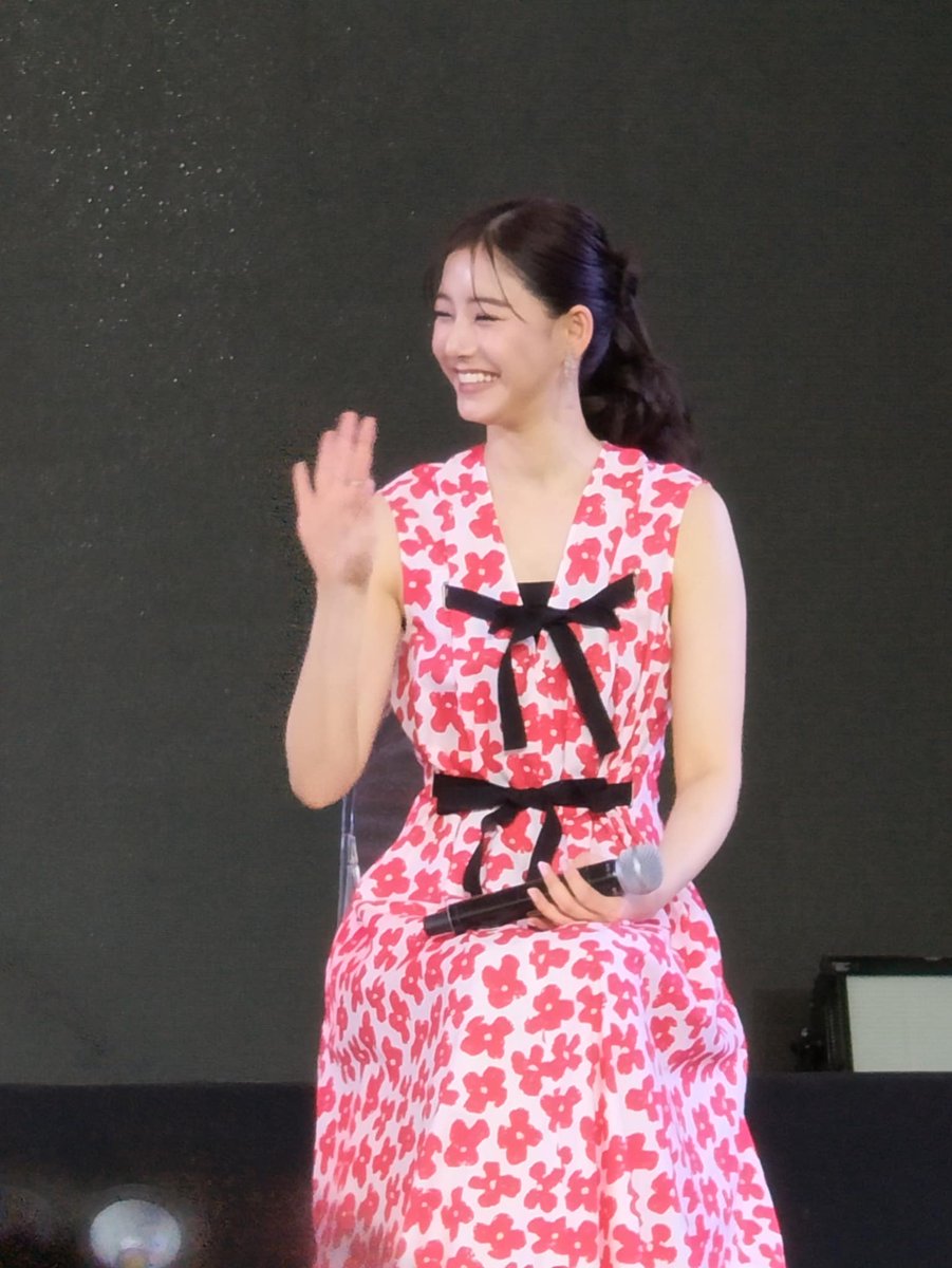DaisukiPlus's tweet image. อารากิ ยูโกะ น่ารักมากกกกก❤️ วันนี้มาในชุดแดงผูกโบว์ ขาวผ่องสุดๆ บนเวทีมีตอบคำถามจากแฟนๆ แล้วมอบของรางวัลให้ด้วย เตรียมตัวมาดีสุดๆ ยินดีกับแฟนคลับด้วยนะ
#ArakiYuko #新木優子