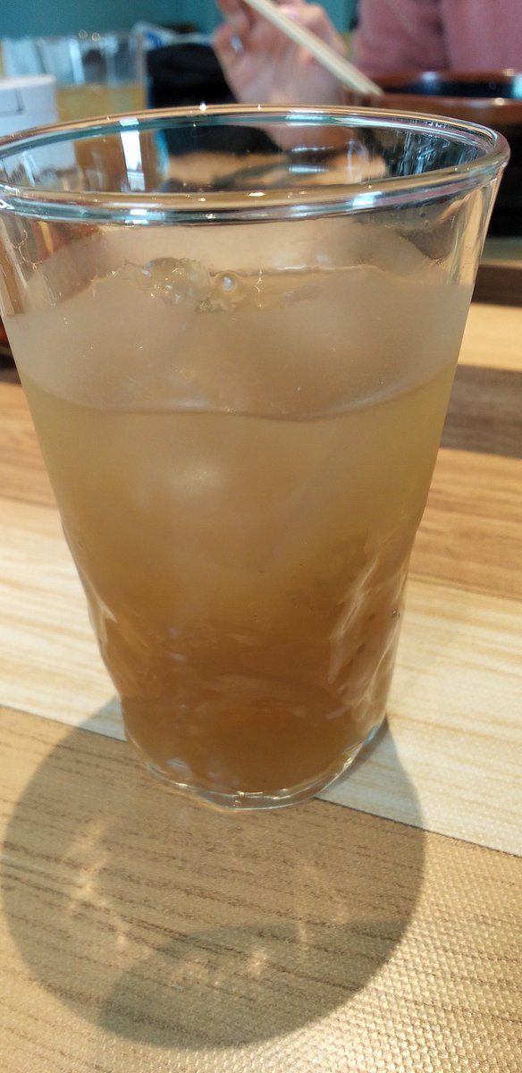 RTJ2023's tweet photo. 宮古島では色々なお店でサトウキビジュースが楽しめます。左は野趣溢れる味わい、レモンを絞ってサッパリと🍹右は濃厚な、冷やし飴に似た味。でもしつこくない自然な甘さで、ホントに美味しいのです🤤
#沖縄 #宮古島 #二拠点生活 https://t.co/JfDGzDY9DV