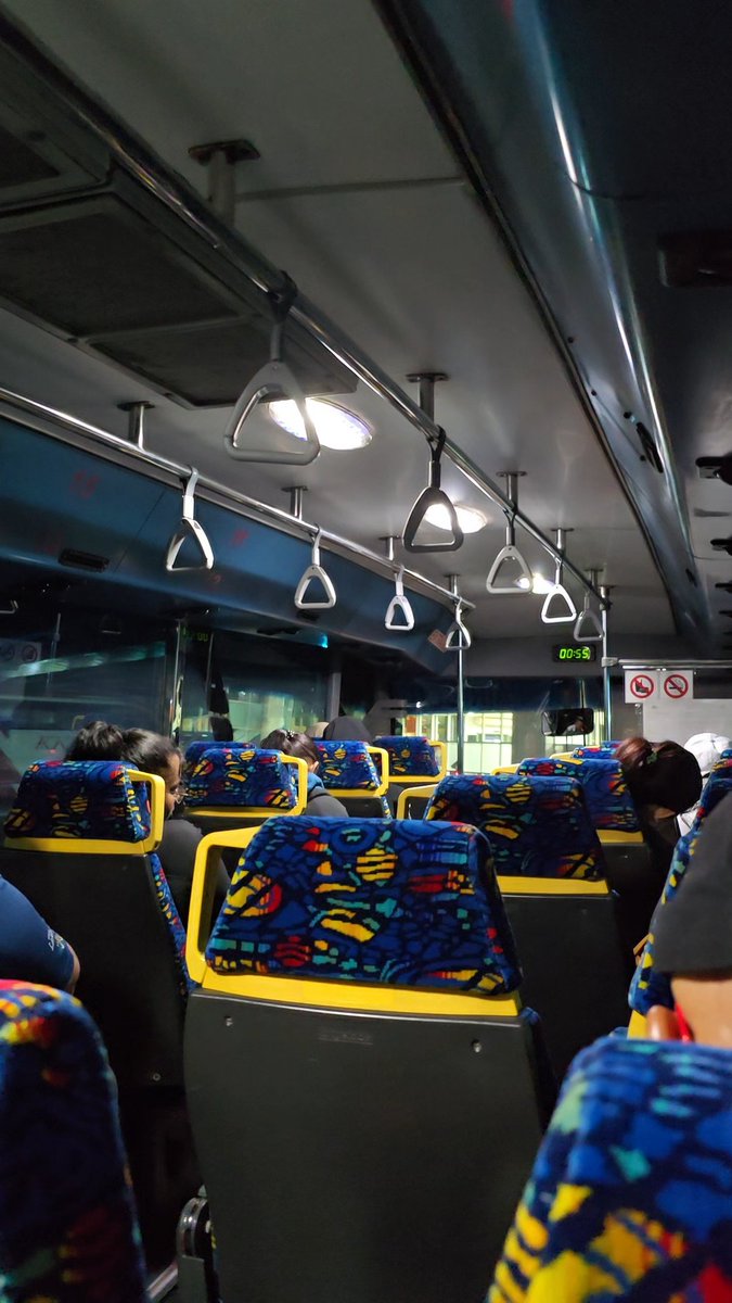 rafzanfazren's tweet photo. Tiket ke johor i beli dekat App je senang. App Redbus. 

Sampai Larkin tu. Ada bas terus masuk ke singapore. RM4.80 seorang. Bas ni, nanti kat imigresen malaysia. Kena tangkas sikit untuk scan passport. Sebab nak kena naik bas ni balik. 

Korang ikut je penumpang lain. https://t.co/8ZDBU2Ek8f