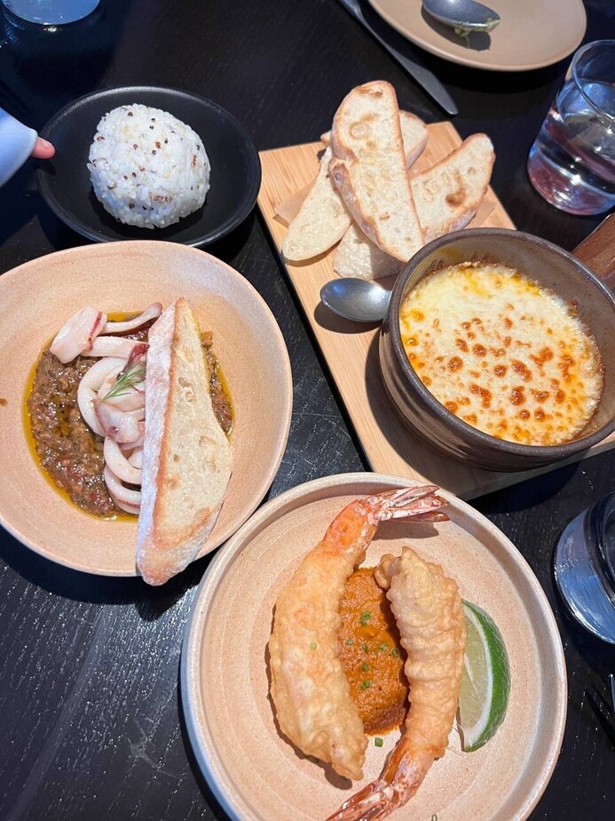 irving_015's tweet image. 🍤 A table full of deliciousness! 🧄🧀
From crispy shrimp tempura to cheesy baked goodness, this spread is a foodie’s dream come true. 🤤✨
Who else is craving a bite of everything on this table? 🙋‍♀️
#FoodieLife #GoodEats #SharedPlates