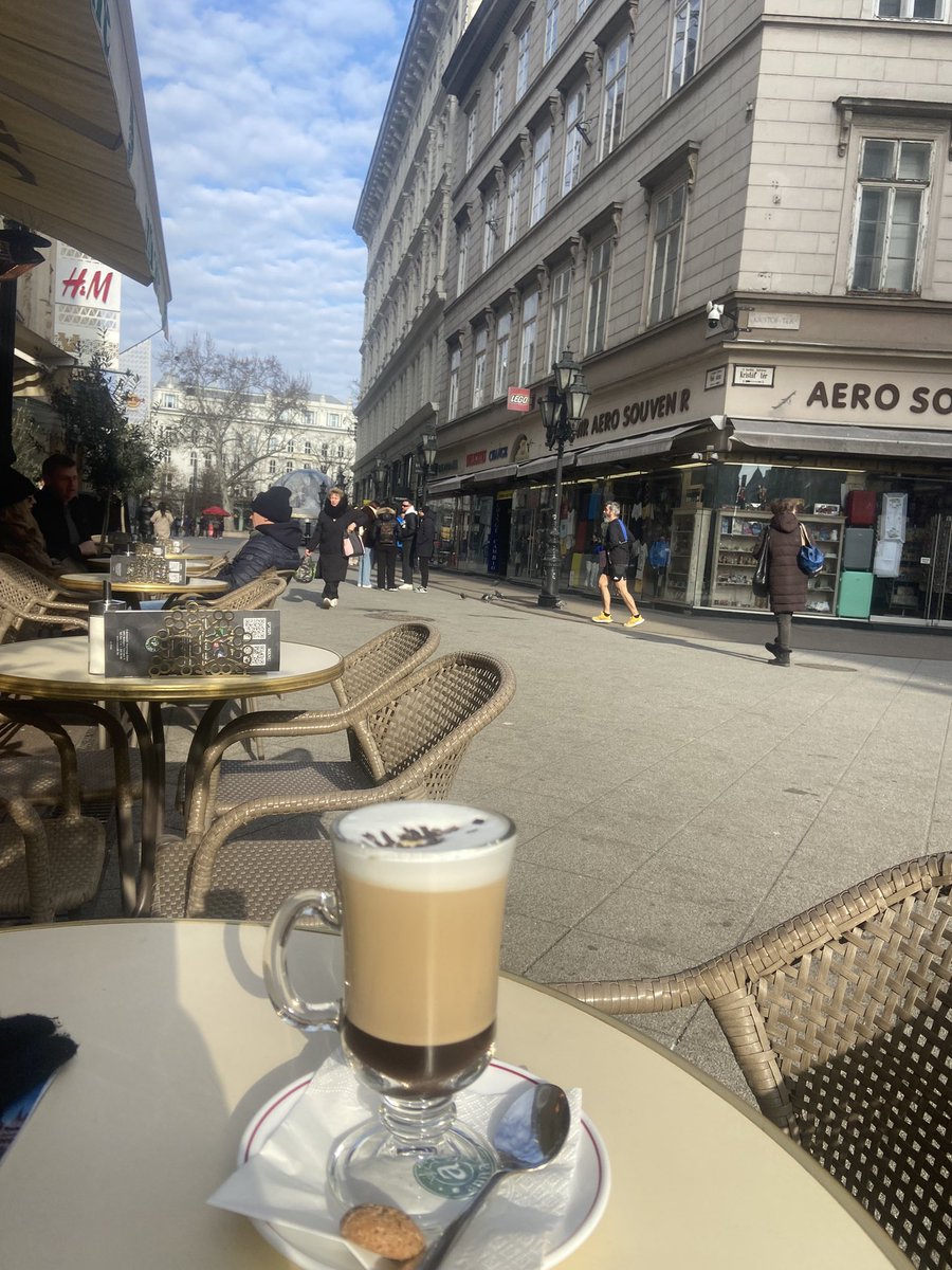 7um3Alsaadi's tweet photo. يوم مشمس جميل في كوفي انا في فاشي ستريت بودابست . #vaci #Budapest https://t.co/pK6suwFbCM