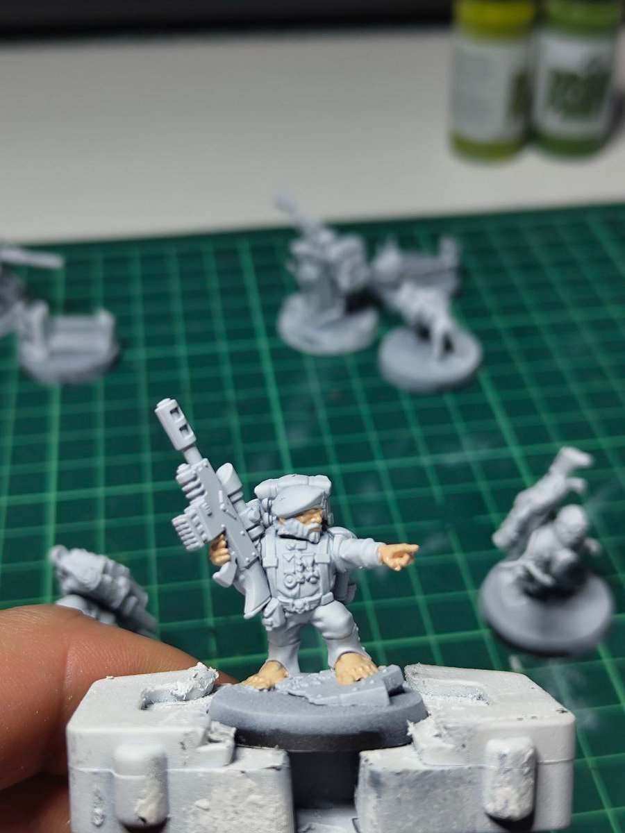 HombrecilloV's tweet photo. Hilo de como estoy pintando al Conseguidor de los Agentes Rátidos de #KillTeam #Ratlings #WarhammerCommunity
1 - Imprimación Blanca Vallejo Hobby Paint
2 - Carne Base Vallejo Model Color
3 - Olive Green Drop & Paint Scale75
4- Moss Green Drop & Paint Scale75
🧵 https://t.co/gi5K3SiLdY